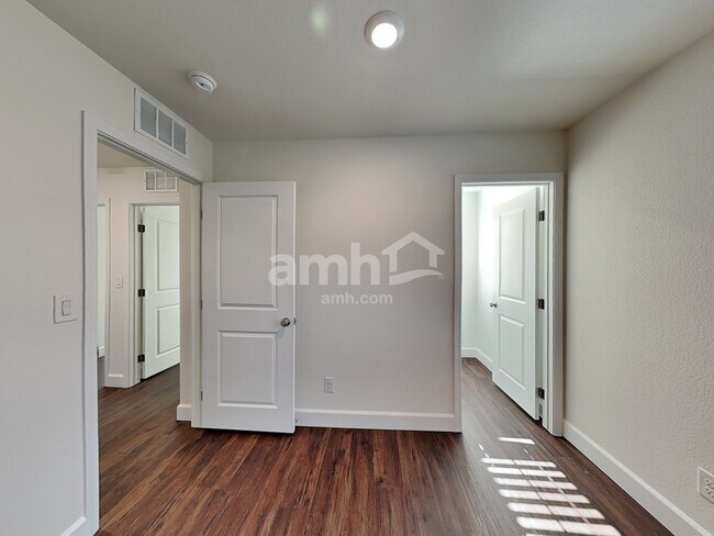 Building Photo - 260 Yasmin Daylily Pl