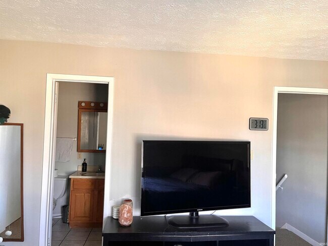 Building Photo - 519 E Graham Pl