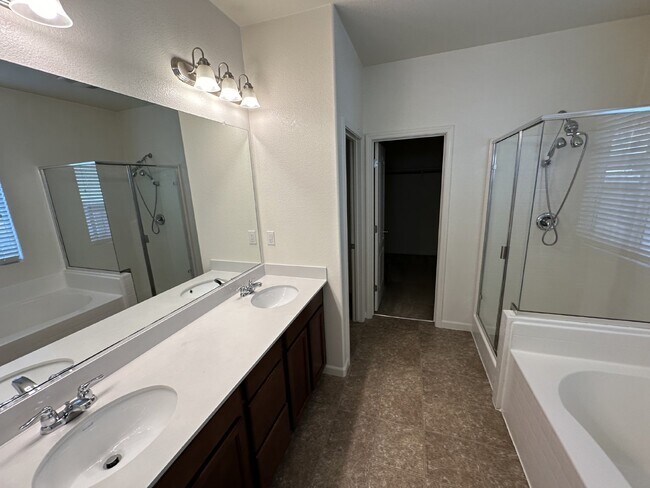 Building Photo - Gorgeous 4 Bedroom, 2.5 Bath Single Story in Summer Lakes Community