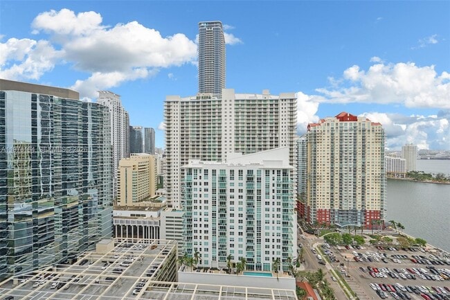 Building Photo - 1300 Brickell Bay Dr
