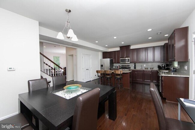 Building Photo - 28 Regency Ct
