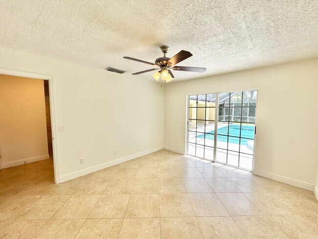 Building Photo - ** BERKSHIRE LAKES ** 3 BED + DEN / 2.5 BA...