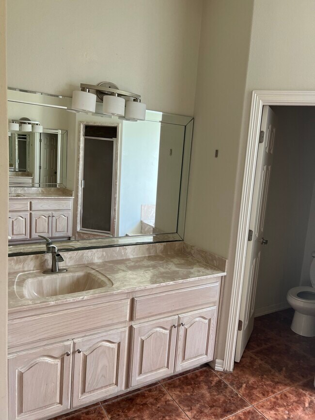 Building Photo - 420 W Palm Dr