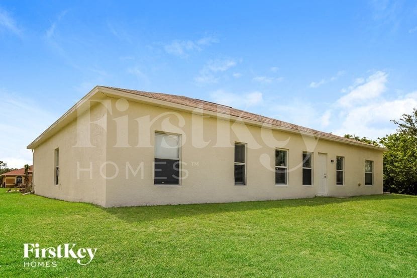 Building Photo - 820 Poinsettia Ave