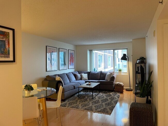 Building Photo - 8 Museum Way