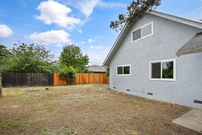 Building Photo - 4 Bedroom 2 Bathroom - Freshly Remodeled Available for Immediate Move-In
