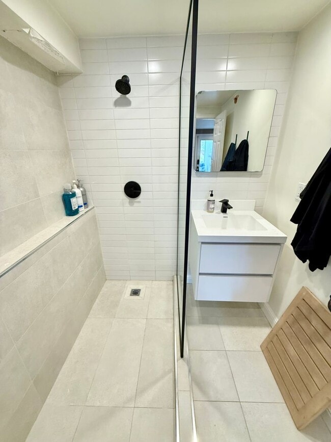 Building Photo - Beautifully Remodeled Westlake Home