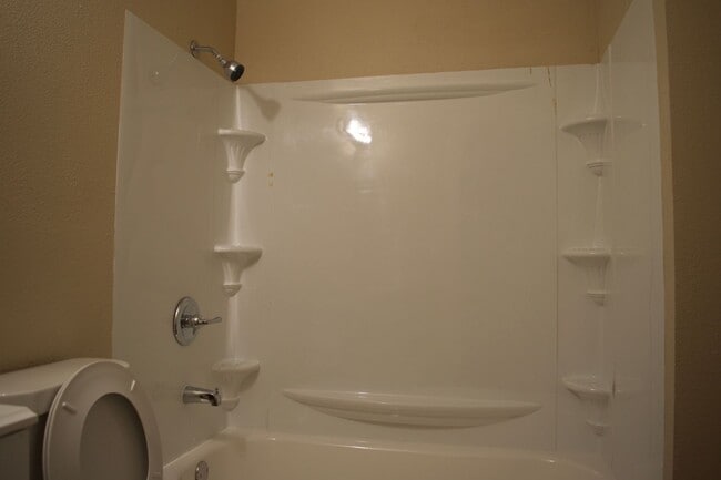 Building Photo - Beautifully Updated 3-Bedroom Home Near Downtown