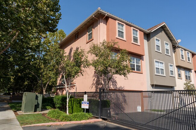 Building Photo - 1327 Auzerais Ave