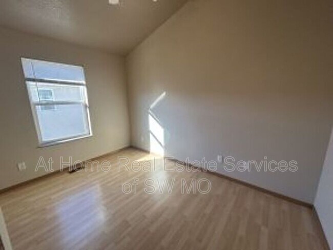 Building Photo - 631 Meadowview Dr