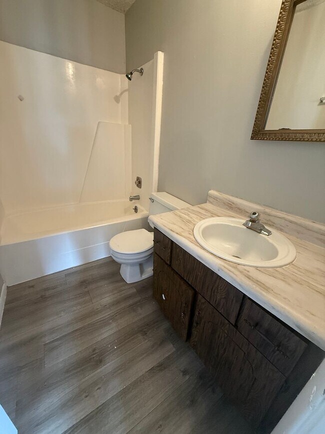 Building Photo - Spacious 2 bedroom 1 bathroom duplex in a great location!