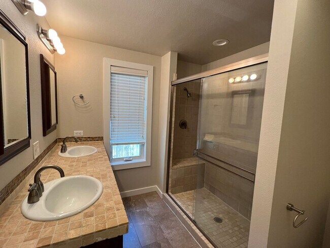 Building Photo - Fantastic 4 bed 3 bath home in the Highlan...