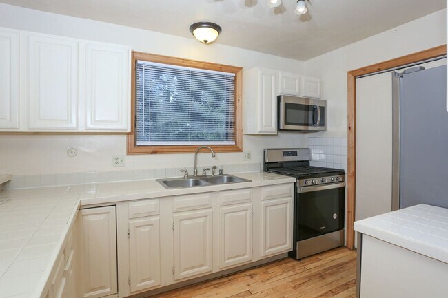 Building Photo - UPDATES COMPLETED!  Unfurnished home! Dogs...