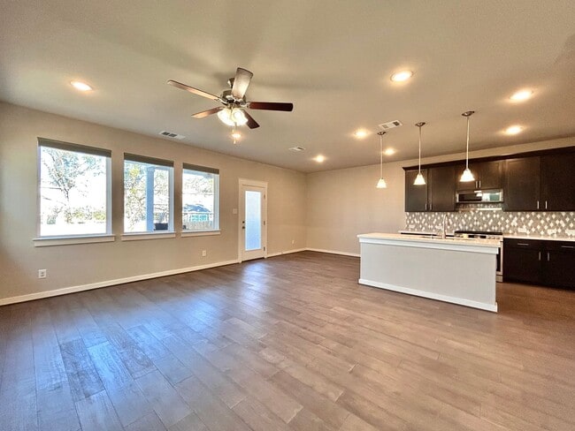 Building Photo - Charming 3 Bed / 2.5 Bath Family Home