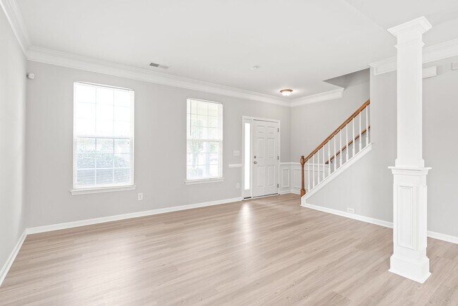 Building Photo - Move-in Ready (Fresh Paint, New Carpet!)