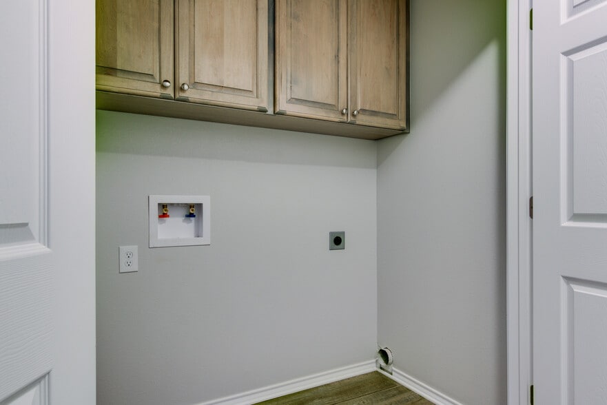 Laundry Room - 911 Pecorella St E