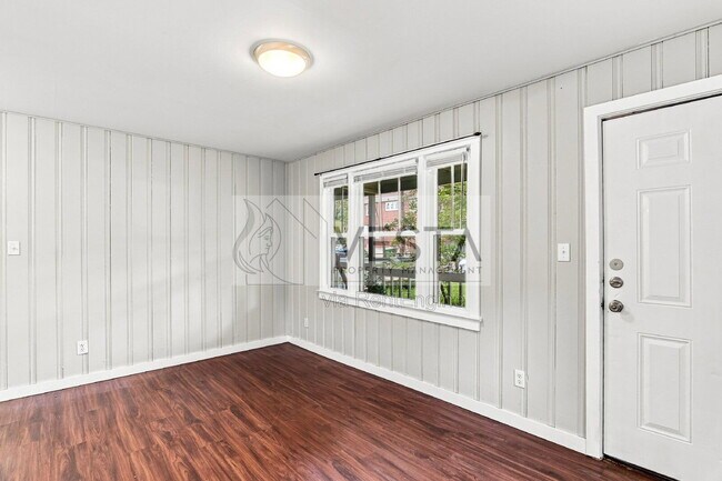 Building Photo - 4 Farrwood Ave