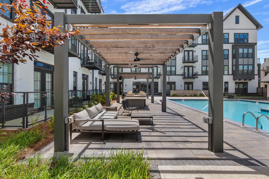 Building Photo - The Quarter House Apartments