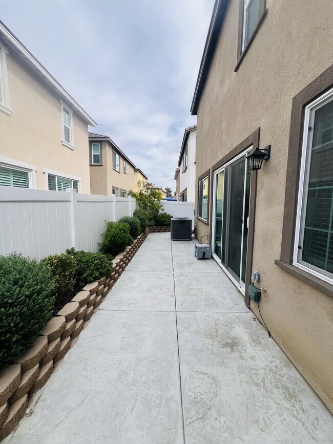 Building Photo - 40383 Birchfield Dr