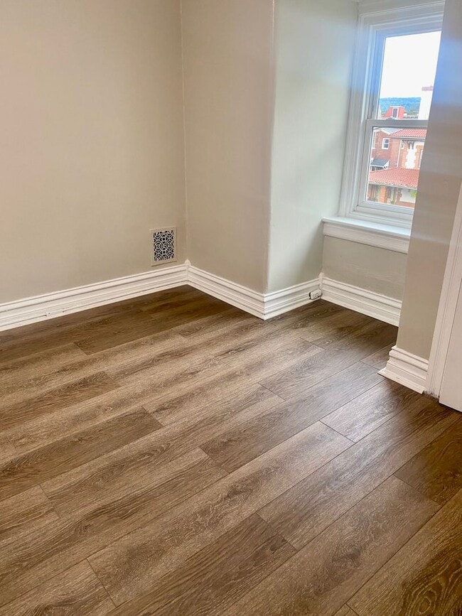 Building Photo - 2 Bedroom - 1 full bath 850 sq. ft.  Apart...