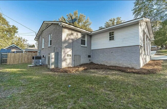 Building Photo - Located in the heart of Downtown Columbia with close proximity to the Broad River