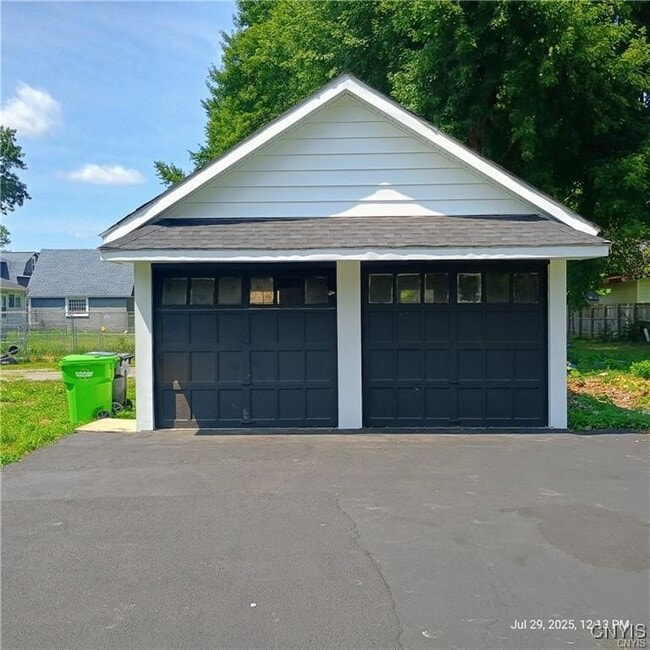 Building Photo - 200 Garden City Dr