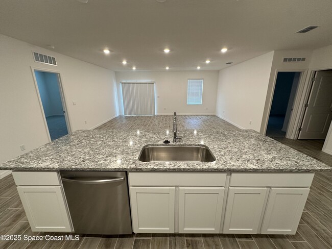 Building Photo - 2154 Ramsdale Dr SE