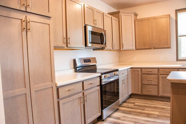 Building Photo - Spacious Corner 1 Bed!