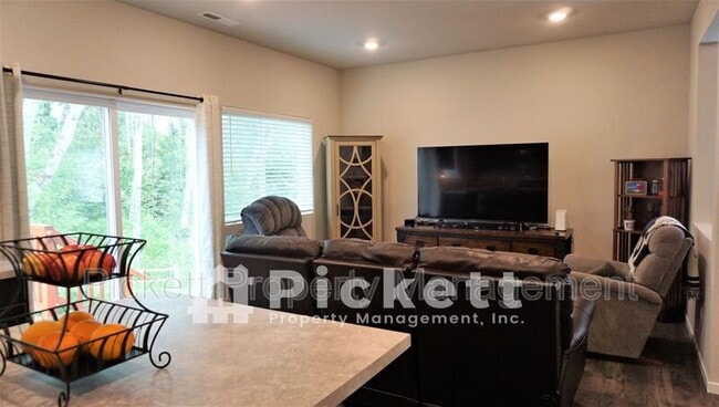 Building Photo - 6477 Hornet Cir NE