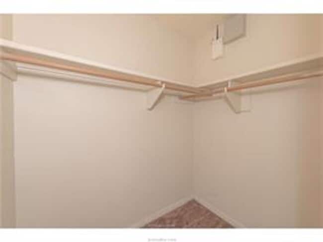 Building Photo - Spacious 3/2 duplex in great location