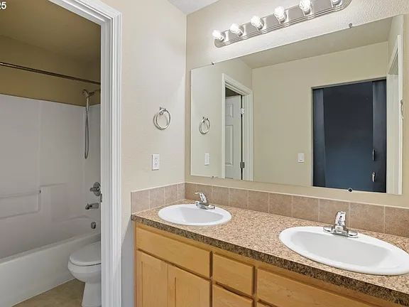 Building Photo - "Charming 3-Bed Oasis in Monmouth with Cozy Fireplace & Stylish Furnishings!"