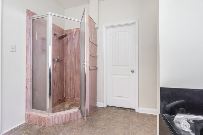 Bathroom 1 - 1450 Lila St