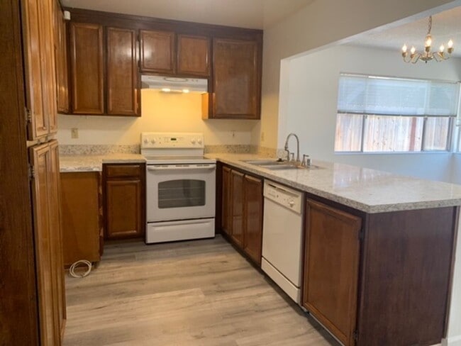 Building Photo - 4 Bed/2 Bath Spacious Home with Big Backyard and New Laminate & Carpet - Union City