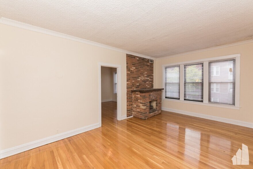 Building Photo - 3750 N Racine Ave