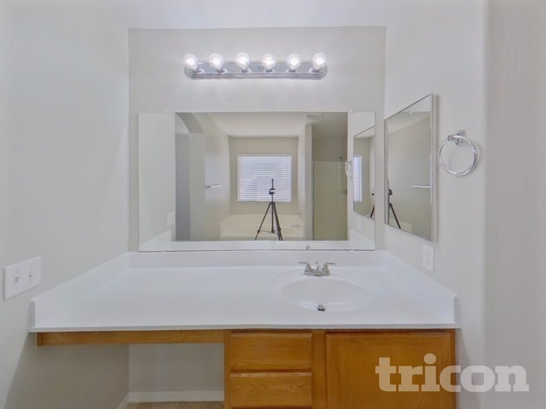 Building Photo - 35770 W Velazquez Dr