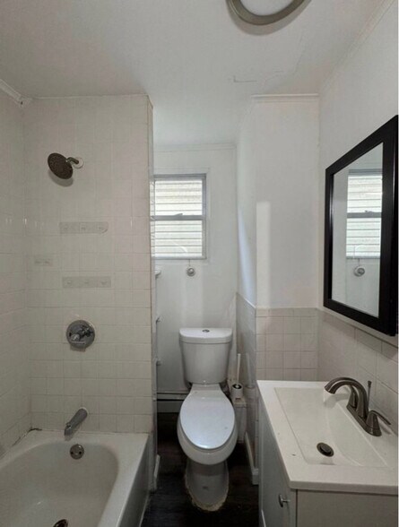 Building Photo - 499 Amboy Ave