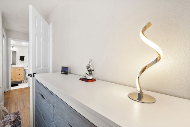 Building Photo - 1700 Crestpoint Dr