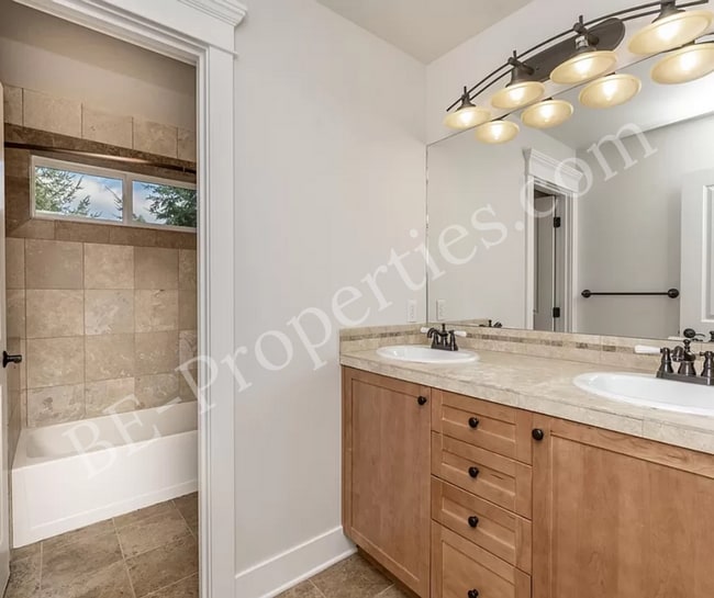 Building Photo - Beautiful Federal Way Home