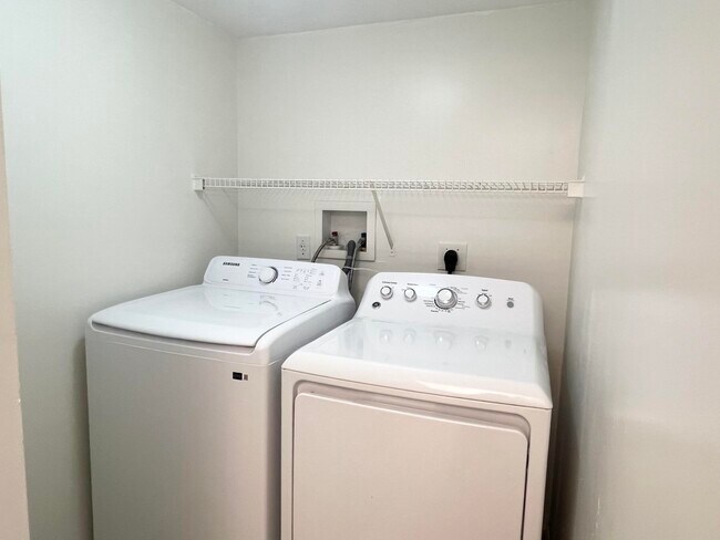 Building Photo - 900 Crestwood Ct S