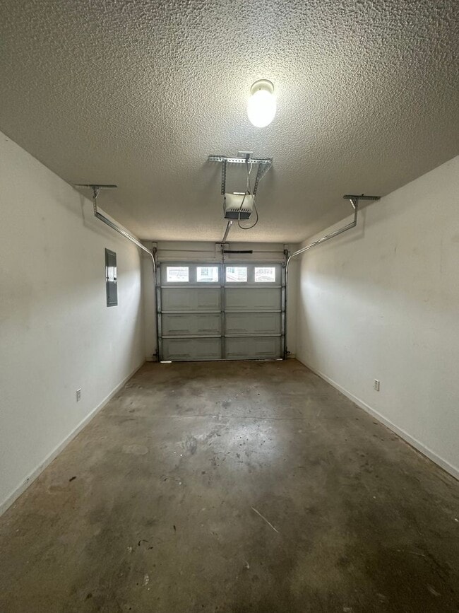 Building Photo - Dunwoody Subdivision - End Unit!  EXTRA PARKING!