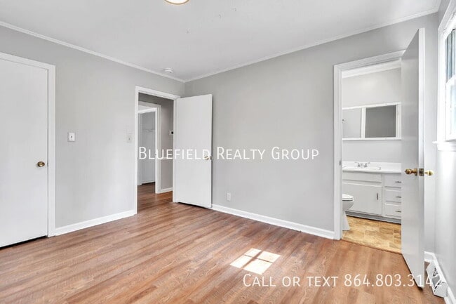 Building Photo - 107 111 River Rd Cir