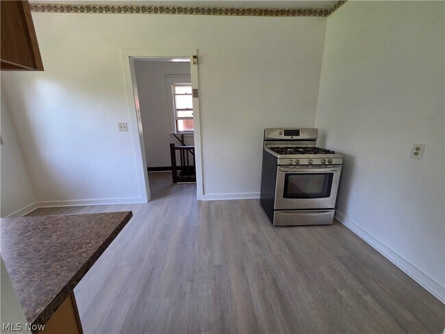 Building Photo - 2859 Avondale Ave