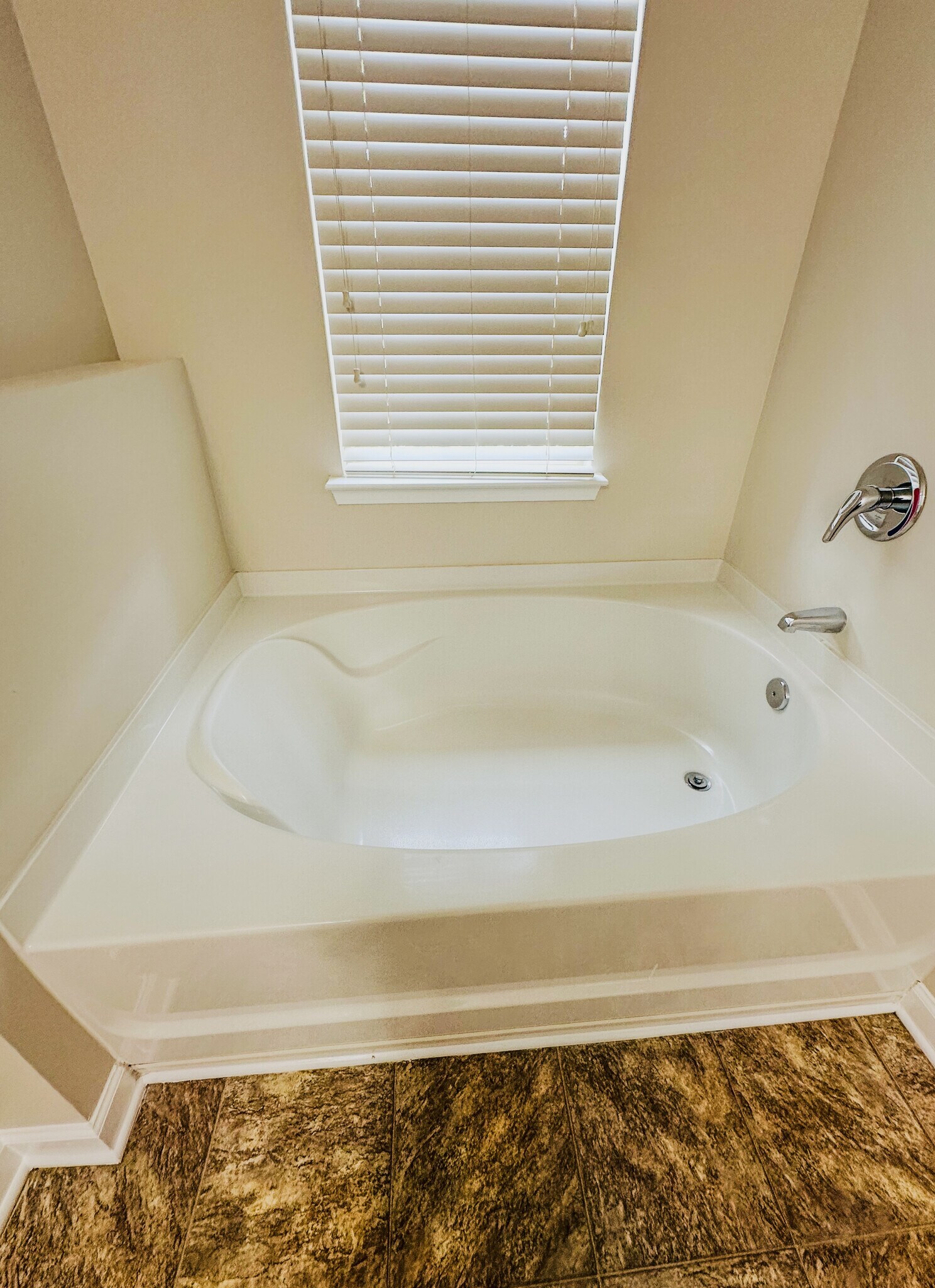 Master Bath Tub - 6322 Story Cir