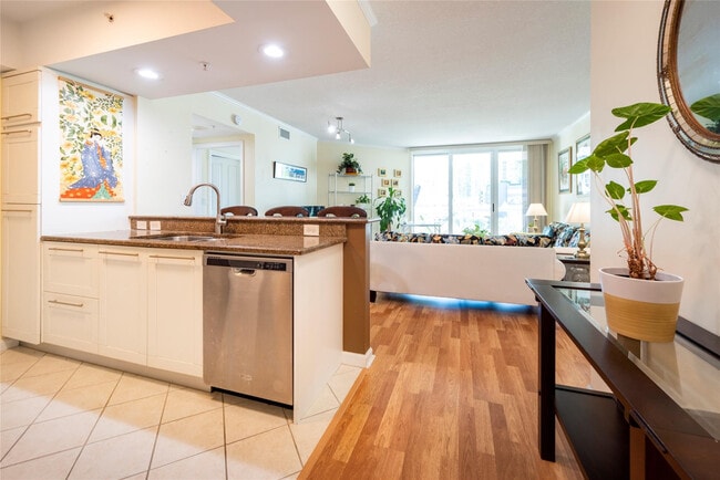 Building Photo - 401 SW 4th Ave