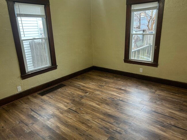 Building Photo - 3 Bedroom House