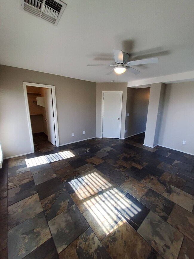 Building Photo - Newer Phoenix Home