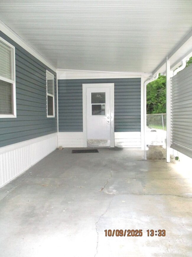 Building Photo - Charming 2-bedroom, 1-bathroom home locate...
