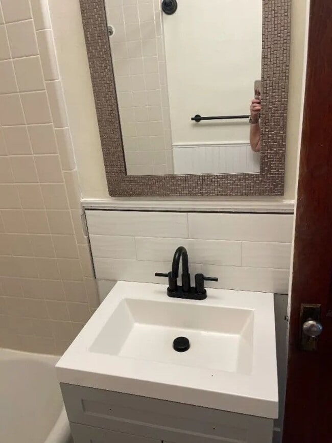 Building Photo - 610 S Loomis Ave