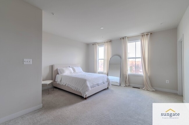 Building Photo - 100 Matisse Pl