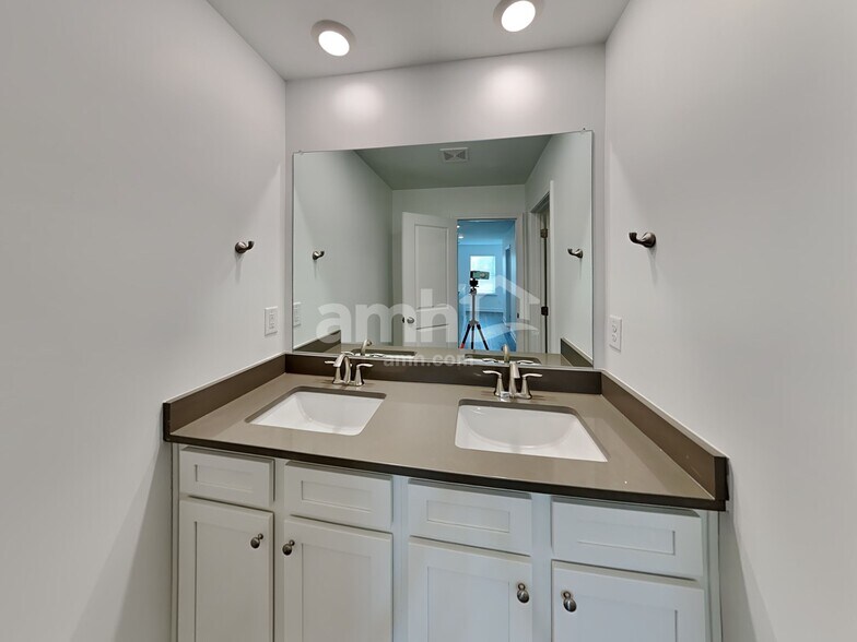 Building Photo - 1032 Highland Walk